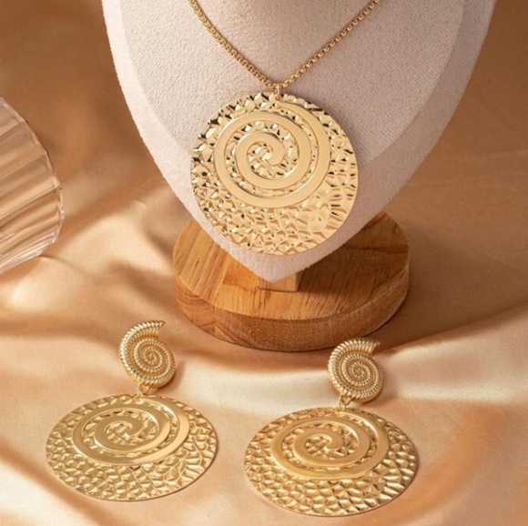 NEW conch pendant necklace set earrings 3"L gold necklace 12" with extension - Picture 2 of 4